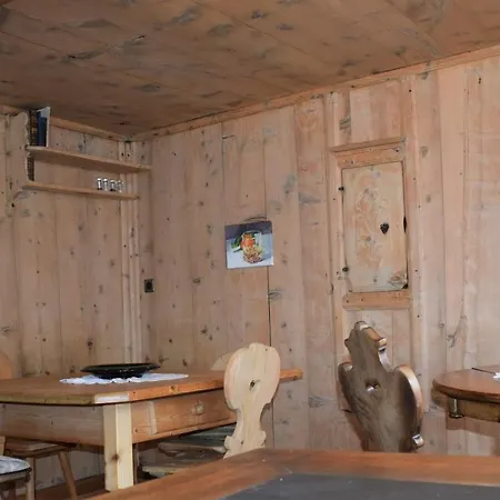 לינה וארוחת בוקר Chasa Sassalba *