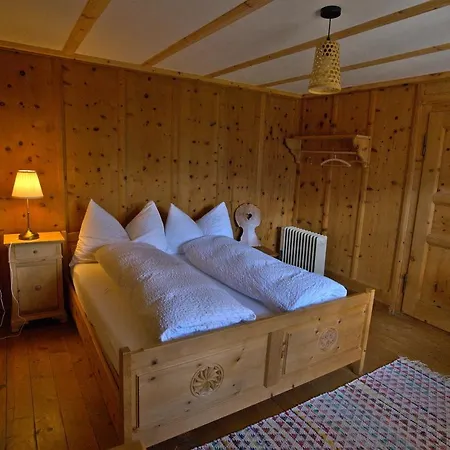 לינה וארוחת בוקר Chasa Sassalba Lu