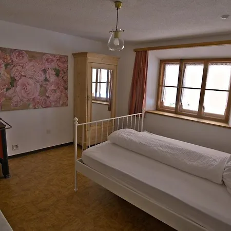 לינה וארוחת בוקר Chasa Sassalba *