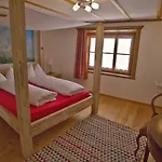 Bed & Breakfast Chasa Sassalba *