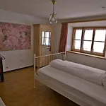 Bed & Breakfast Chasa Sassalba *